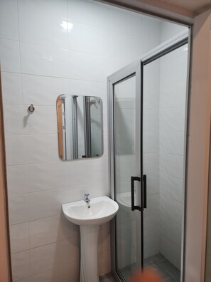Regadera, regadera tipo lluvia, amenidades de baño gratuitas, toallas 