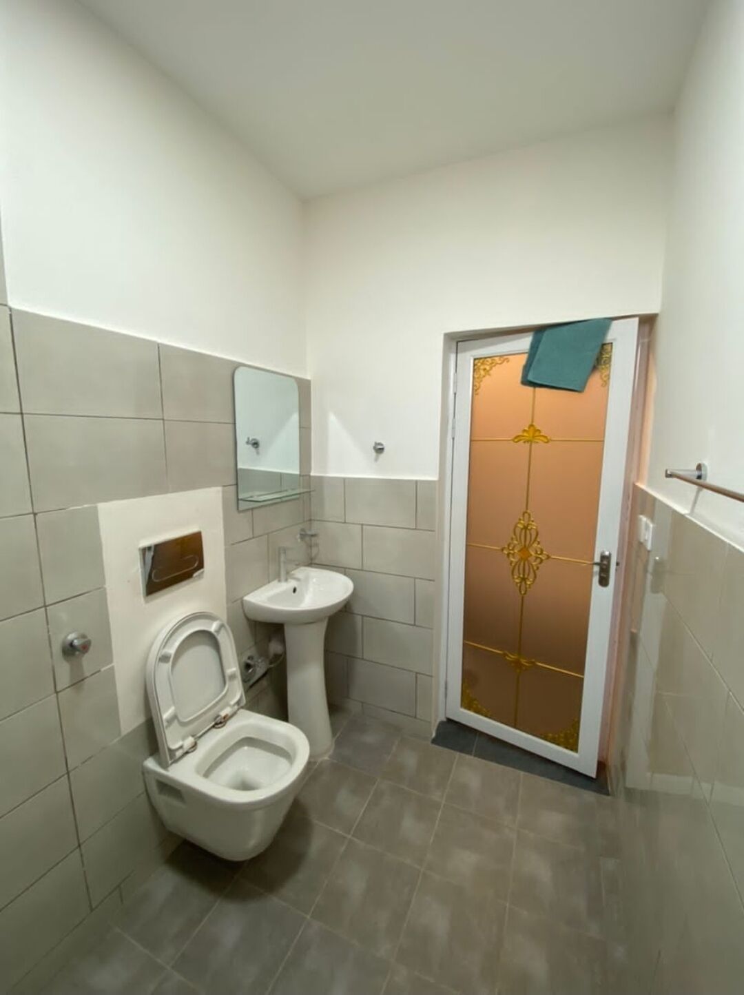 Shower, rainfall showerhead, free toiletries, towels