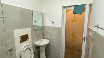 Shower, pancuran hujan, perlengkapan mandi gratis, dan handuk