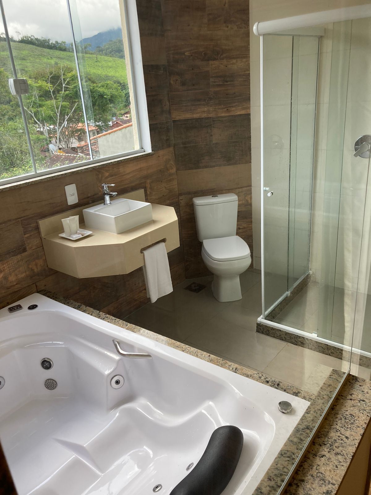 Camera luna di miele con 2 letti singoli, vista montagna | Bagno | Asciugacapelli, asciugamani, sapone, shampoo