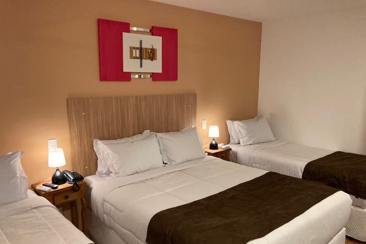 Deluxe vierpersoonskamer | 1 slaapkamer, luxe beddengoed, pillowtop-bedden, een minibar
