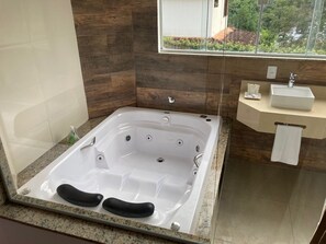 Honeymoon Twin Room, Mountain View | Bathroom | Hair dryer, towels, soap, shampoo - Pousada Renovo da Serra (Nova Friburgo)