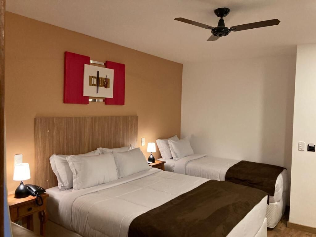 Ropa de cama de alta calidad, colchones con pillow-top y minibar 