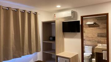 Roupas de cama premium, camas com colchões pillow-top, frigobar