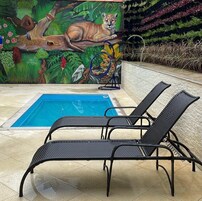 Piscina externa, funciona das 9h às 18h, guarda-sóis, espreguiçadeiras