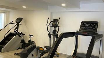 Gimnasio en casa con cinta de correr, elíptica y escaladora.
