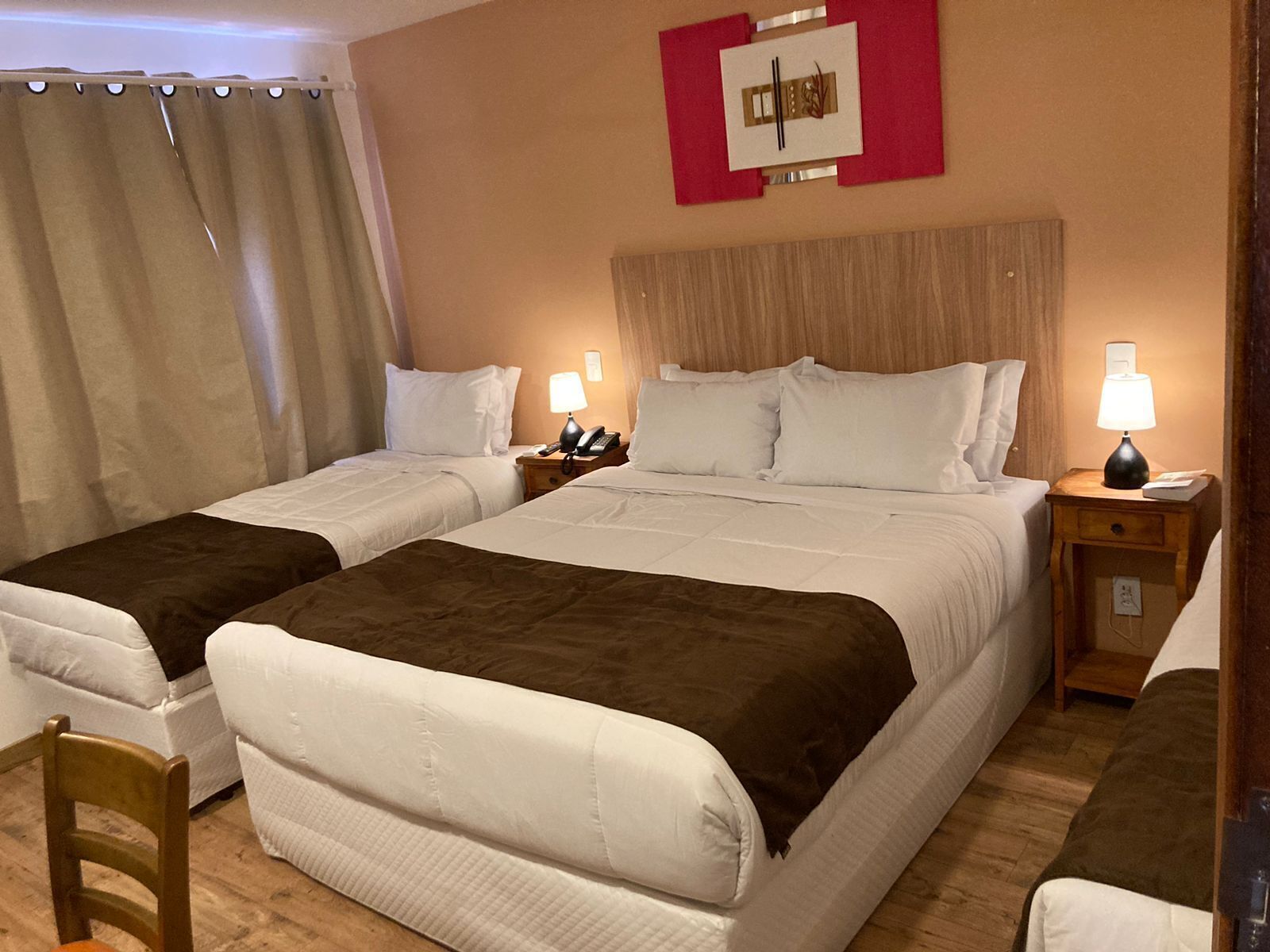 Ropa de cama de alta calidad, colchones con pillow-top y minibar 