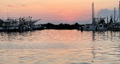 6 MAN BEER CAN VENICE MARINA FRONT ROW ICE, WIFI, & W/D GREAT CAMP