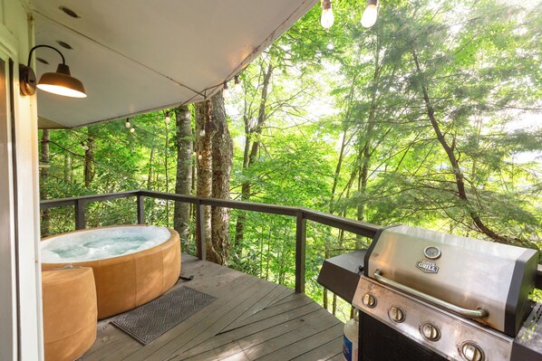 Outdoor spa tub - Whimsical Mountain Roundhouse Among the Trees (mars hill)