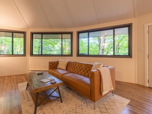 Smart TV, fireplace, books - Whimsical Mountain Roundhouse Among the Trees (mars hill)