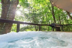 Outdoor spa tub - Whimsical Mountain Roundhouse Among the Trees (mars hill)
