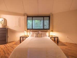 2 bedrooms, free WiFi, bed sheets - Whimsical Mountain Roundhouse Among the Trees (mars hill)