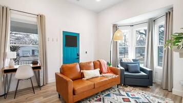 Een smart-tv en een open haard