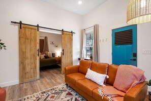 Una Smart TV, una chimenea