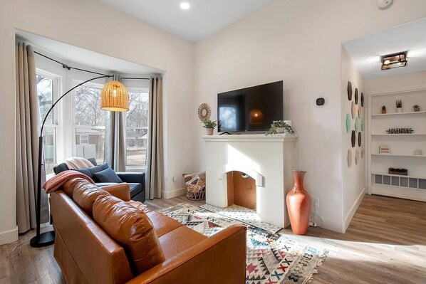 Smart TV, fireplace