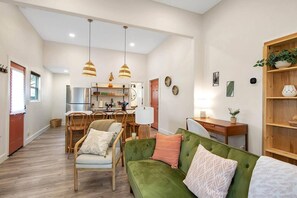 Smart TV y chimenea 