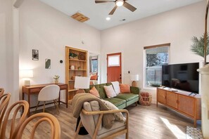 Smart TV y chimenea 