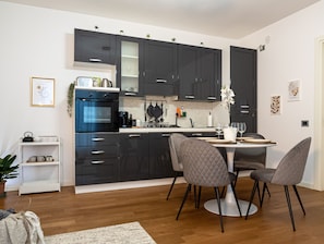 Fridge, oven, stovetop, dishwasher - Modern apartment with private park - Maison Blanche (Mantova)