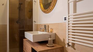 Articles de toilette gratuits, sĂšche-cheveux, peignoirs, chaussons