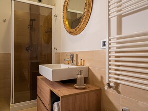 Articles de toilette gratuits, sĂšche-cheveux, peignoirs, chaussons