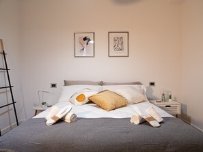 1 sovrum, skrivbord, strykjärn/strykbräda och resesäng