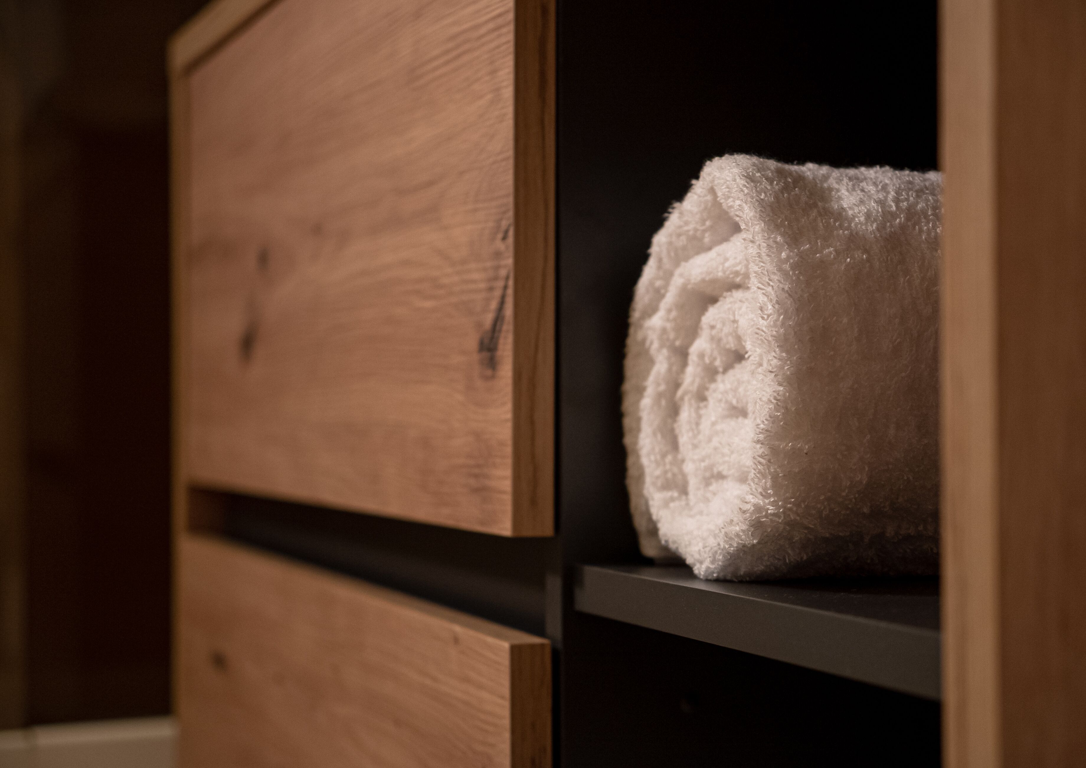 1 chambre, bureau, fer et planche à repasser, lit parapluie