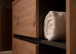 1 soverom, skrivebord, strykejern/-brett og reiseseng for barn