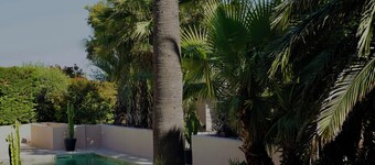 SPACIOUS GROUND-FLOOR APARTMENT IN VILLA  HEATED POOL AIR CONDITIONING NEAR SEA