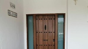 Eine Holztür mit Glasfeldern und einem Metallbeschlag.