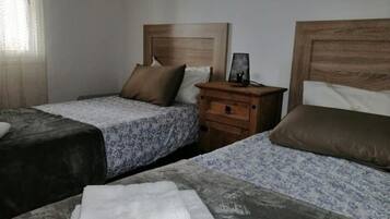 2 chambres, coffres-forts dans les chambres, bureau