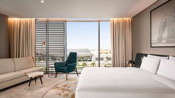 Suite – royal, balkong (Lounge Access) | Allergitestet sengetøy, minibar, safe på rommet og skrivebord