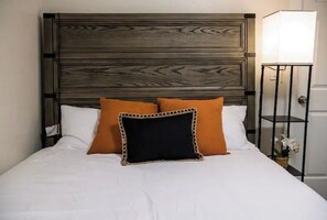 5 bedrooms, desk, iron/ironing board, WiFi