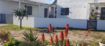Cosy and popular two bedroom cottage with luxury amenities 100 meter from beach.