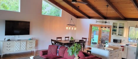 Smart-TV, peis, bøker og PC-skjermer