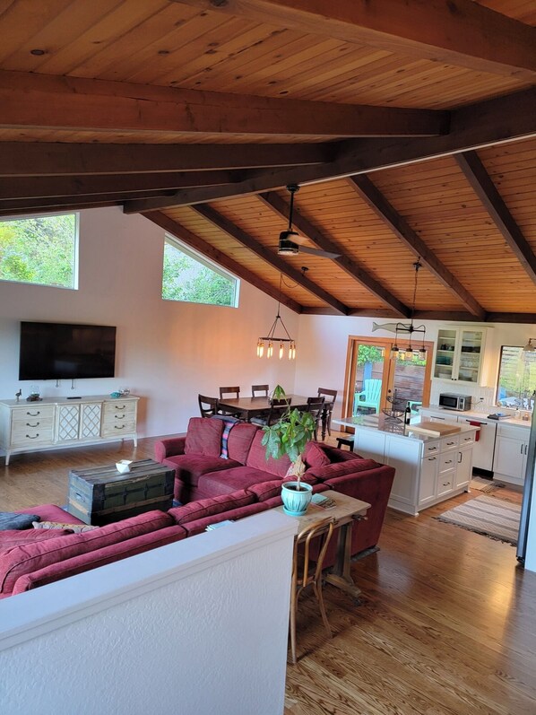 Smart TV, fireplace, books, computer monitors - Light-Filled Escape: Your Home Away From Home (Aptos)