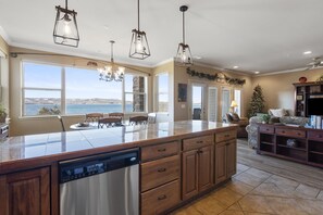 Interior - Luxurious Condo with unobstructed access to Table Rock Lake (Hollister)