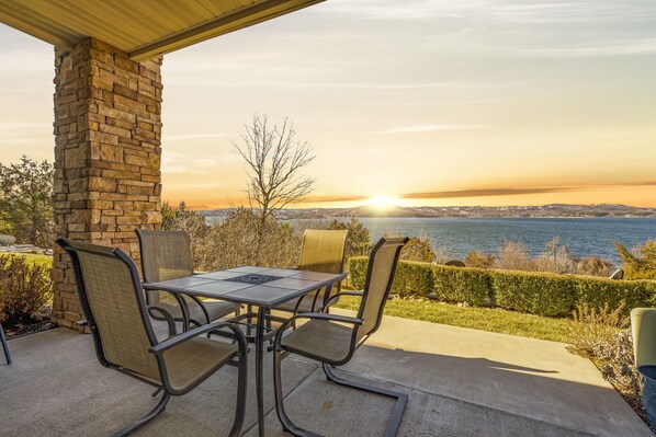 Outdoor dining - Luxurious Condo with unobstructed access to Table Rock Lake (Hollister)