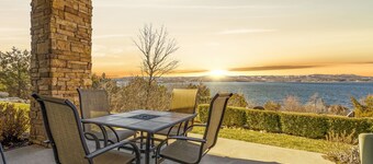 Luxurious Condo with unobstructed access to Table Rock Lake