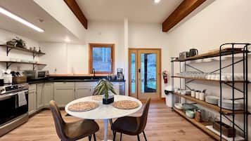 Fridge, oven, dishwasher, coffee/tea maker