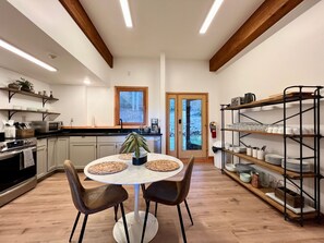 Refrigerador, horno, lavavajillas y cafetera y tetera