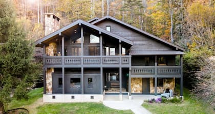 NEW! Spectacular Private Retreat - 7bed/7bath Chalet