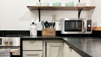 Réfrigérateur, four, lave-vaisselle, cafetiÚre/bouilloire