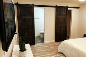 Room - Centralized Upscale House (Round Rock)