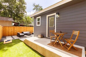 Outdoor dining - Downtown Area Modern Cozy House with King Bed (San Antonio)