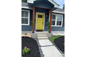 Exterior detail - Downtown Area Modern Cozy House with King Bed (San Antonio)