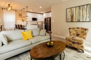 Living area - Downtown Area Modern Cozy House with King Bed (San Antonio)