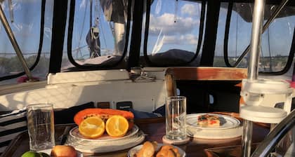 Charming 4-Person Boat Accommodation, 2BR/2BTH