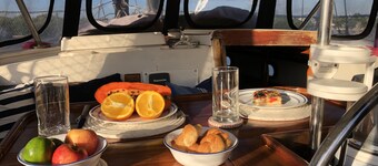 Charming 4-Person Boat Accommodation, 2BR/2BTH