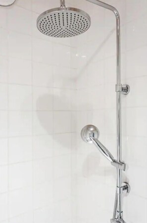 Dusche, Haartrockner, Bidet, Handtücher