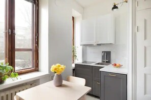 Fridge, microwave, oven, stovetop - Self check-in: Charming flat with garden (Helsinki)